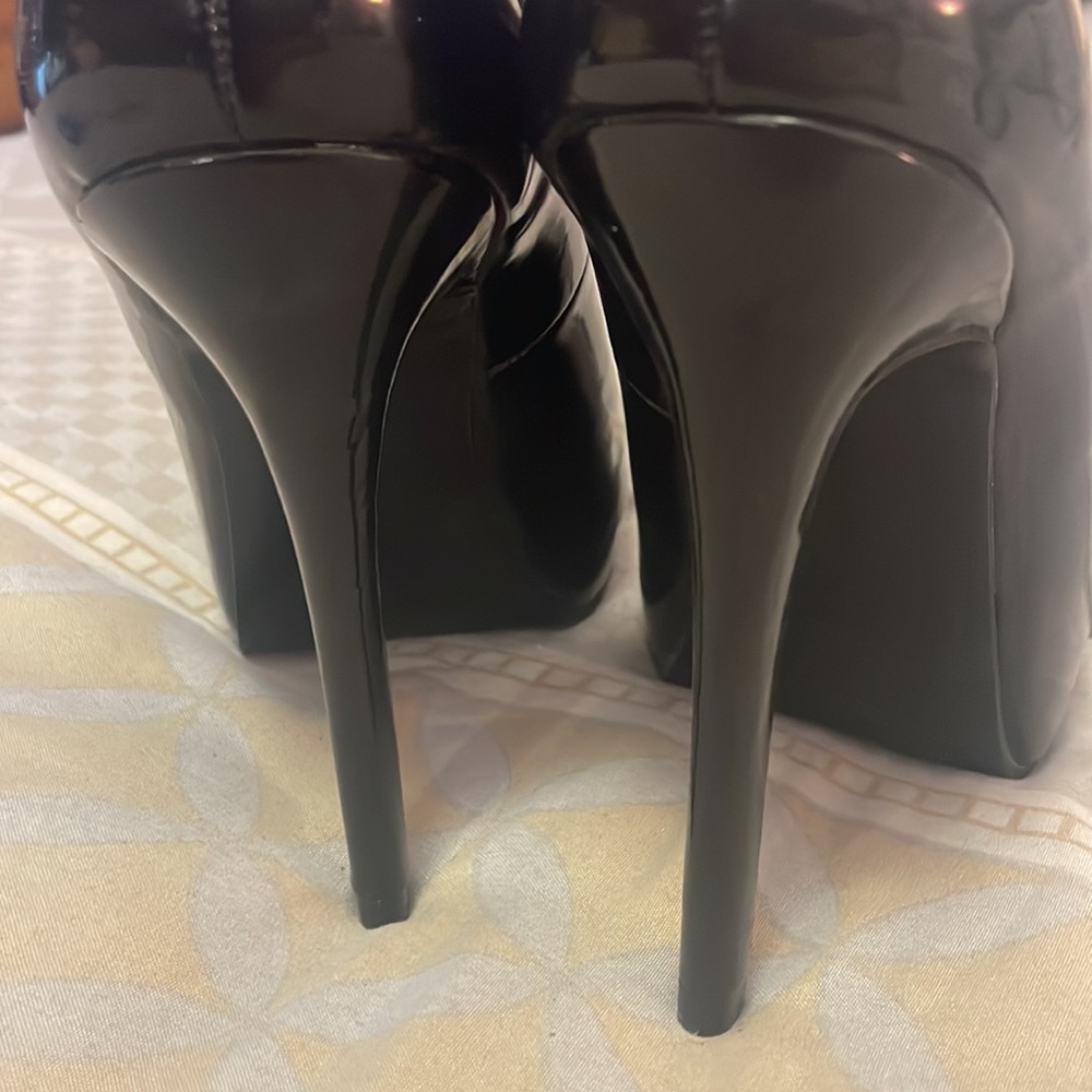 Woman’s heels - Picture 3 of 5